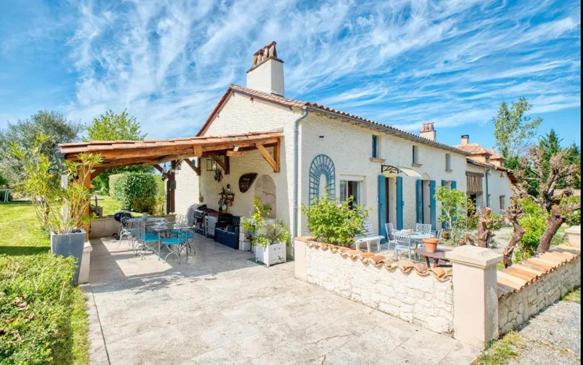 Villa Charmante A Bosset Avec Piscine Partagee Exterior photo